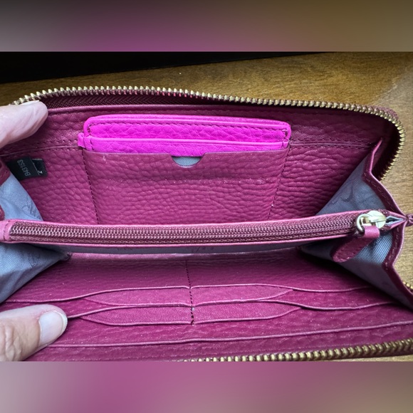 Like New - Cole Haan Berry Leather Wallet - Picture 8 of 10